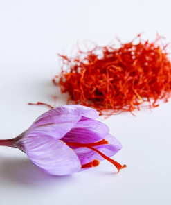 Safrannarben und eine Safranblüte